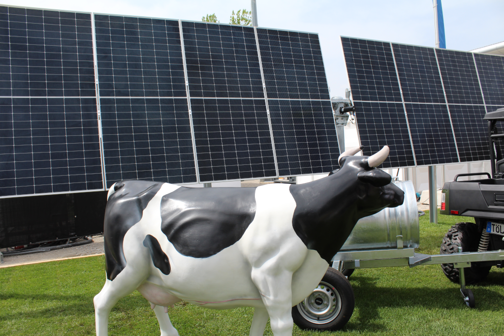 Das Foto zeigt das Modell einer Agri-Photovoltaikanlage auf der InterSolar 2024.